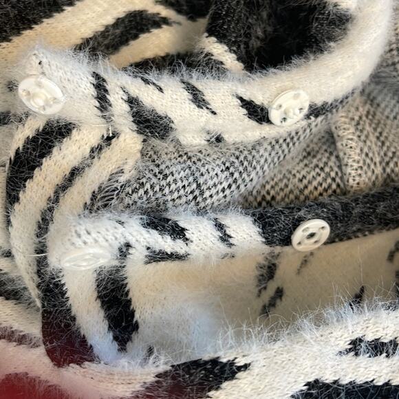 Frank Lyman Abstract Black White Cardigan Sweater Size 10 - Picture 5 of 7